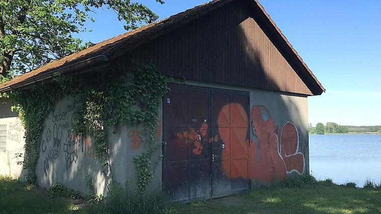 Lediglich die "Seeseite" wurde nicht beschmiert. Der Schaden geht in die Tausende.  Fotos: Michael Busch