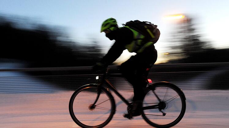 Ein t&ouml;dlicher Unfall ereignete sich Anfang Juli im Landkreis Schweinfurt. Nun sucht die Polizei nach einem Radfahrer als Zeugen.  Symbolbild: Tobias Hase/dpa
