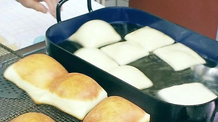 Die "Kiegli" werden im hei&szlig;en Schmalz herausgebacken, damit sie auf beiden Seiten eine hellbraune F&auml;rbung erhalten.