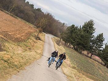 Genussradeln ist ein Pfund, mit dem der Landkreis Haßberge wuchern kann. Ob durch das Maintal, wie hier bei Knetzgau, oder durch Steigerwald und Haßberge: Überall gibt es inzwischen gut ausgebaute Radwege, und es dürfen noch mehr werden. Foto: Archiv René Ruprecht