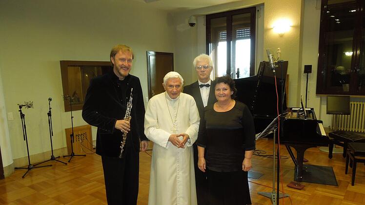 Die Live-Übertragung eines Konzertes in Radio Vatikan in 30 Länder mit dem Oboisten Albrecht Mayer (links) hörte sich auch Papst Benedikt an. Irina Konjaev (rechts) war natürlich auch dabei.  Fotos: privat