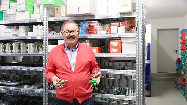"Eventuelle Unterbrechungen der Lieferketten können derzeit abgefedert werden, da die Lager der örtlichen Handwerksbetriebe gut bestückt sind", zeigt Kreishandwerksmeister Werner Oppel im Lagerbereich seines Heizungs- und Sanitärbau-Unternehmens auf. Foto: Alexandra Kraus