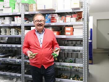 "Eventuelle Unterbrechungen der Lieferketten k&ouml;nnen derzeit abgefedert werden, da die Lager der &ouml;rtlichen Handwerksbetriebe gut best&uuml;ckt sind", zeigt Kreishandwerksmeister Werner Oppel im Lagerbereich seines Heizungs- und Sanit&auml;rbau-Unternehmens auf. Foto: Alexandra Kraus