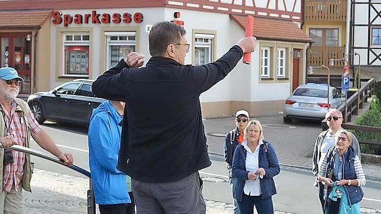 Toni Eckert erklärt am Beginn in Obertrubach den Ablauf.
