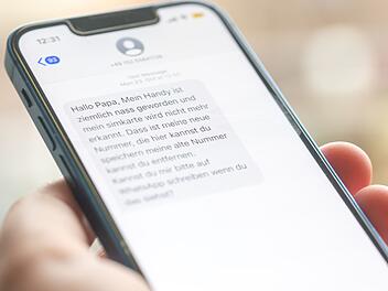 Mann verliert mehrere tausend Euro durch SMS-Betrüger - Polizei warnt