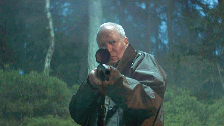 Gustav Dallmann (August Zirner) wirkt nicht wie ein freundlicher Zeitgenosse. Wen bedroht er oder was will er verteidigen?