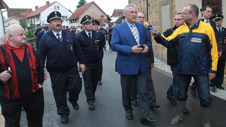 Minister Herrmann geht zusammen mit Landrat Christian Meißner, KBR Timm Vogler, KBI Gerhard Elflein und Prächtinger Bürgern durch das Dorf.