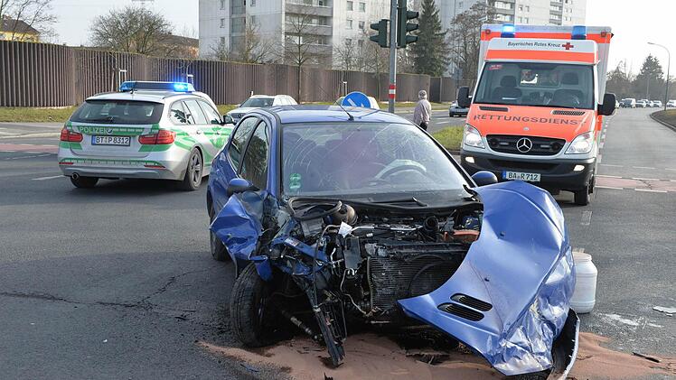 An der Kreuzung Berliner Ring - Moosstraße ist ein Unfall passiert. Derzeit regelt die Polizei den Verkehr. Foto: Ronald Rinklef