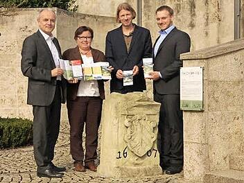 Sie präsentieren ihre neuen Flyer an der ehemaligen Fraischgrenze in Obertrubach (v. l.): Markus Grüner, Sylvia Müller, Sven König und Ulrich Meierhöfer  Foto: Franz Galster