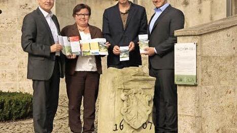 Sie präsentieren ihre neuen Flyer an der ehemaligen Fraischgrenze in Obertrubach (v. l.): Markus Grüner, Sylvia Müller, Sven König und Ulrich Meierhöfer  Foto: Franz Galster