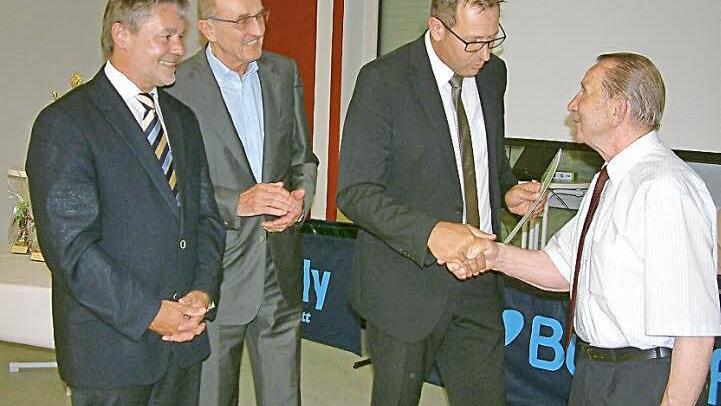 Seit 70 Jahren hält der 88-jährige Rudi Kotschenreuther (rechts) als Gründungsmitglied dem DJK-SV Neufang die Treue. Mit im Bild von links: Bürgermeister Gerhard Wunder, BLSV-Kreisvorsitzender Karl-H. Fick und Vorsitzender Bernd Haderlein. Foto: Hans Franz