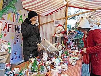 Die Händler boten weihnachtlich Schönes an.  Foto: Petra Malbrich