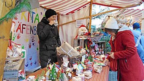 Die Händler boten weihnachtlich Schönes an.  Foto: Petra Malbrich