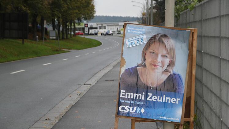 Auch vor dem Plakat der Wahlsiegerin machen die Wettereinflüsse nicht Halt: Emmi Zeulner in der Melkendorfer Straße in Kulmbach. Foto: Andreas Schmitt