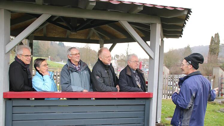 Bewohner Alexander Becker (recht) erz&auml;hlt den F&ouml;rdervereinsvorstandsmitgliedern (von links) Elmar Euring, Elfriede Hohn, Hans Hohn, Helmut Blank und Seelsorger Pater Gottfried Scheer von den Vorteilen des Pavillons, den der F&ouml;rderverein finanziert hat. Thomas Malz