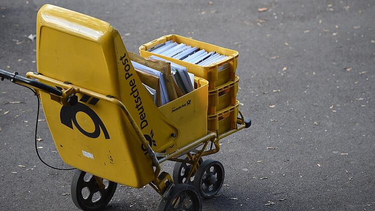 Statt in den jeweiligen Briefkästen sind in Gaustadt knapp 50 Zustellungen in der Papiertonne gelandet. Die Post bedauert den Vorfall und hat reagiert.Symbolfoto: Lino Marcel Mirgeler/dpa