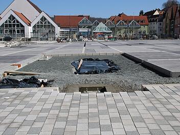 Wie der Zentralparkplatz künftig aussehen wird, ist schon gut erkennbar. In der offenen Fläche werden noch eine Treppe und ein Aufzug in die Tiefgarage eingebaut, die während der Bierwoche fürs Caterin genutzt werden. Foto: Katrin Geyer