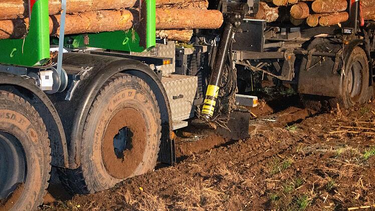 Ein Lkw, der mit Holzstämmen beladen war, durchbrach am Samstagabend im Kreis Fürth die Leiplanke. Foto: NEWS5 / Schmelzer