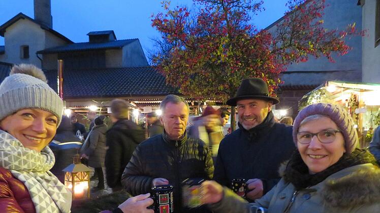 Ein Gl&auml;schen Punsch darf nicht fehlen: Martin Wunner schenkt duftenden Fr&uuml;chtepunsch aus.