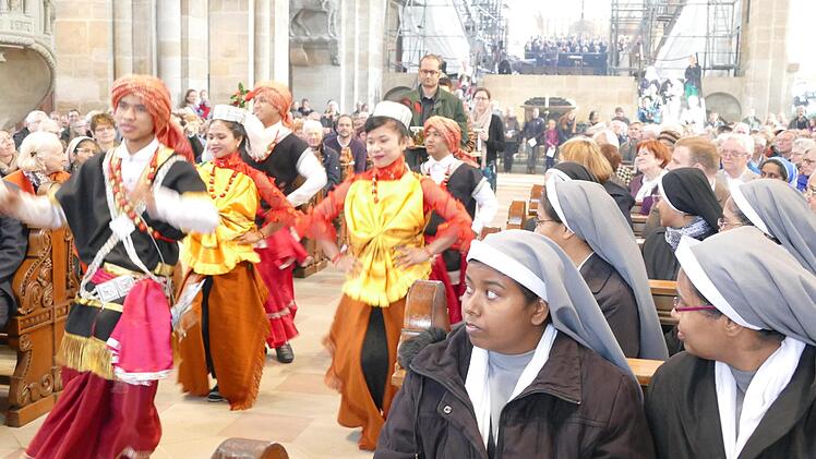 Die "Khublei Dancers" boten liturgische Tänze zum Lobpreis Gottes. Foto: Marion Krüger-Hundrup