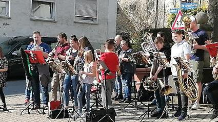 Die Blaskapelle Zentbechhofen gab ein Standkonzert für den guten Zweck.