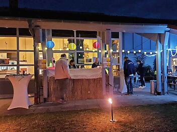 Am Abend genossen die G&auml;ste des TC H&ouml;chstadt die sommerliche Atmosph&auml;re auf der Terrasse.
