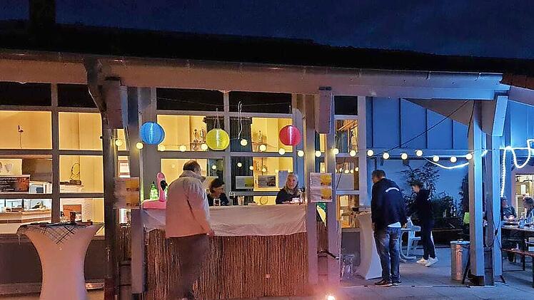 Am Abend genossen die G&auml;ste des TC H&ouml;chstadt die sommerliche Atmosph&auml;re auf der Terrasse.