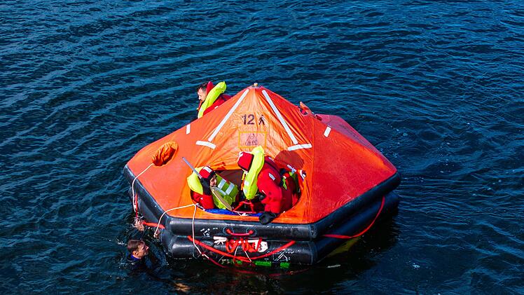 Zukünftige Astronauten beim Wasser-Rettungstraining