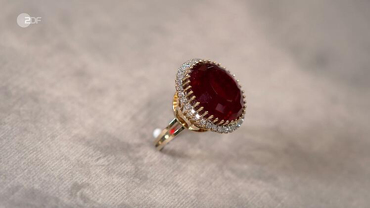Diesen Ring aus 750er Gold, mit gro&szlig;em Rubellit und Diamanten datierte Heide Rezepa-Zabel in den 1960er Jahren.