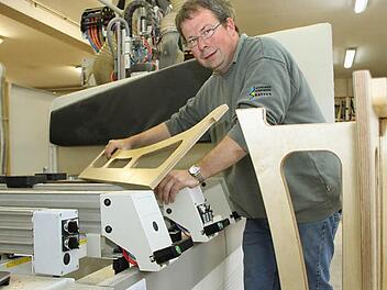 Moderne Technik ist in  den Werkstätten heute ein  Muss. Unser  Bild zeigt Hermann  Horner am CNC-Bearbeitungszentrum.  Fotos: Alexander  Hartmann
