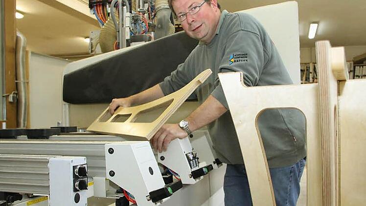 Moderne Technik ist in  den Werkstätten heute ein  Muss. Unser  Bild zeigt Hermann  Horner am CNC-Bearbeitungszentrum.  Fotos: Alexander  Hartmann