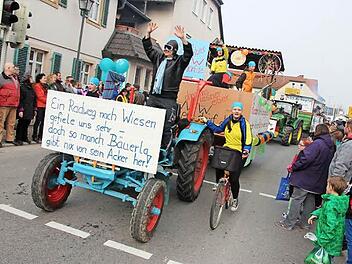 Die Wagen aus den Dörfern griffen auch Themen vor Ort auf, wie hier die Wiesener.