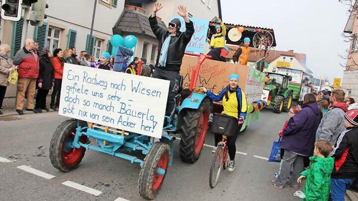 Die Wagen aus den Dörfern griffen auch Themen vor Ort auf, wie hier die Wiesener.