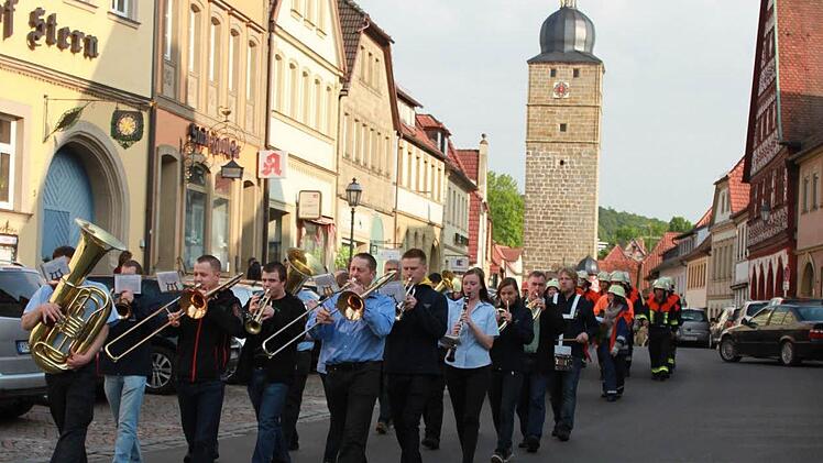 Einmarsch der Feuerwehr, voran geht die Feuerwehrkapelle, die sich aus Mitgliedern der Feuerwehr die auch im Blasorchester Ebern spielen rekrutiert. Foto: katharina Becht