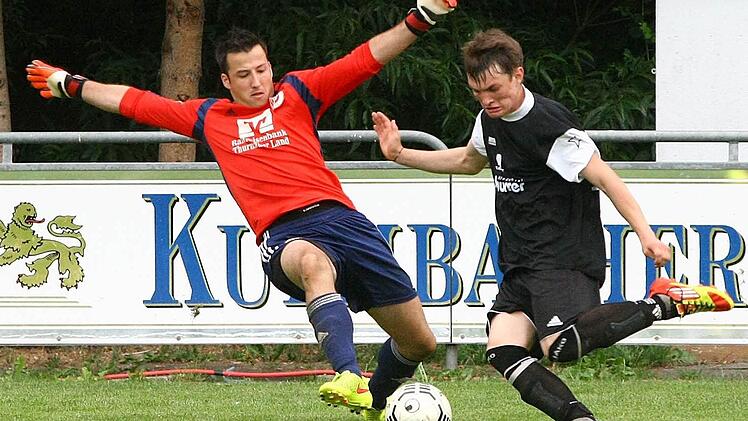 Szene aus dem Finale: Der Thurnauer Torwart Christian Schrüfer wirftt sich dem Grafengehaiger Max Hagen. in die B ahn. Fotos: Monika Limmer