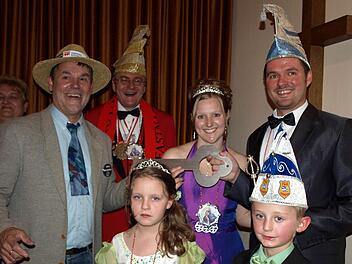 Lachend hat Bürgermeister Gerhard Wunder (links) die Rathausschlüssel an die neuen Regenten Prinzessin Yvonne I. und Prinz Christian I. sowie an das Kinderprinzenpaar Selin I. und Max III. übergeben. Hinten steht FGS-Präsident Wieland "Fritzla" Beierkuhnlein. Foto: Susanne Deuerling