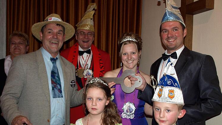 Lachend hat Bürgermeister Gerhard Wunder (links) die Rathausschlüssel an die neuen Regenten Prinzessin Yvonne I. und Prinz Christian I. sowie an das Kinderprinzenpaar Selin I. und Max III. übergeben. Hinten steht FGS-Präsident Wieland "Fritzla" Beierkuhnlein. Foto: Susanne Deuerling