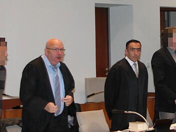 Auf dem Bild von links: der Mitangeklagte, sein Rechtsanwalt Werner Brandl aus Kulmbach, Rechtsanwalt Walter Bagnoli aus Hof und der Hauptangeklagte. Foto: Stephan Tiroch