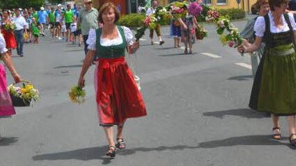 Die Mitglieder des Obst- und Gartenbauvereins führten allerlei Blumenschmuck mit sich Foto: Thomas Micheel