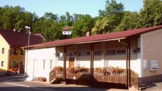 Das Mehrzweckgebäude wurde 1966 erbaut. Genau hier befand sich der Dorfweiher.