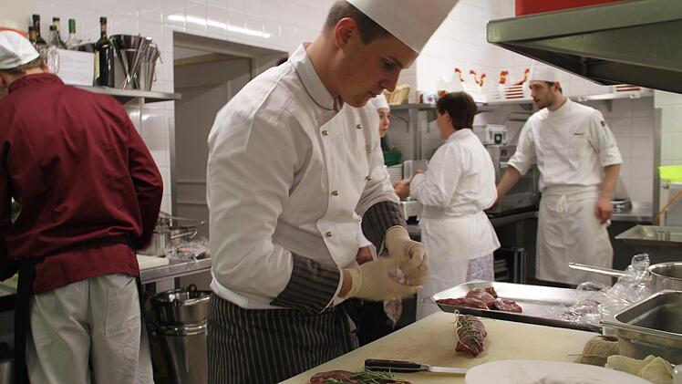 Geschäftiges Treiben beim "Kochzert" der IHK Bayreuth auf Kloster Banz