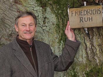 Friedrichsruh': Zwei Bürger widmeten Bürgermeister Wilhelm Friedrich den Platz unter der alten Eiche, die am Weg nach Rupboden steht. Foto: Ulrike Müller