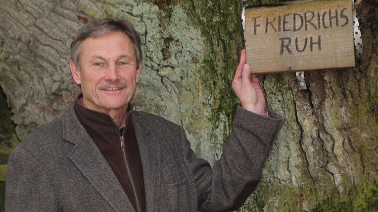 Friedrichsruh': Zwei Bürger widmeten Bürgermeister Wilhelm Friedrich den Platz unter der alten Eiche, die am Weg nach Rupboden steht. Foto: Ulrike Müller