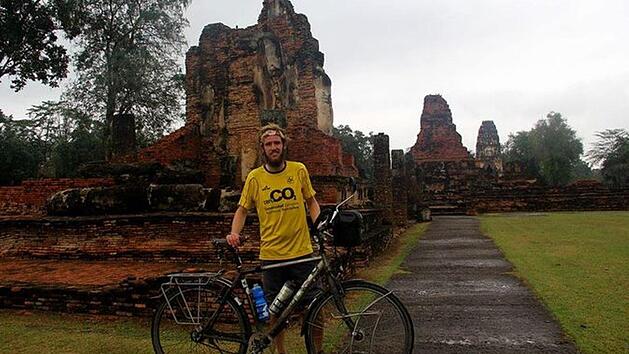 Simon Hillenbrand aus Reichenbach hat sein Ziel - ein kleines Dorf am Fu&szlig;e des h&ouml;chsten Berges Thailands - nach elfmonatiger Radreise erreicht. Hier ein Bild aus den letzten Radfahrtagen, 348 Kilometer vor dem Ziel (Kilometer 15&nbsp;868; Sukhothai, Thailand).  Foto: Simon Hillenbrand