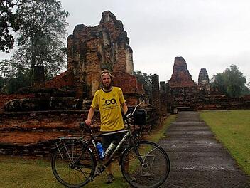 Simon Hillenbrand aus Reichenbach hat sein Ziel - ein kleines Dorf am Fu&szlig;e des h&ouml;chsten Berges Thailands - nach elfmonatiger Radreise erreicht. Hier ein Bild aus den letzten Radfahrtagen, 348 Kilometer vor dem Ziel (Kilometer 15&nbsp;868; Sukhothai, Thailand).  Foto: Simon Hillenbrand