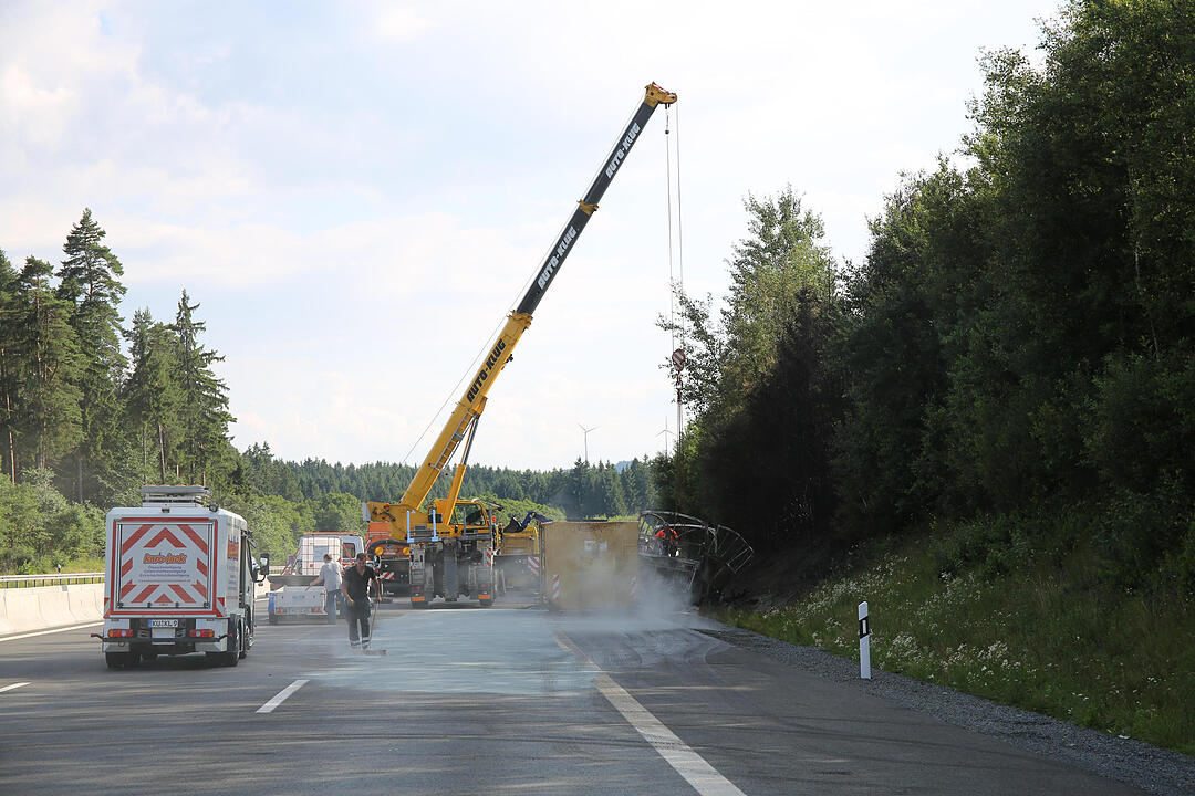 Busunglück Münchberg: Buswrack von A9 geborgen