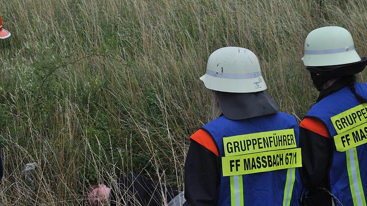 Retten, löschen, bergen, schützen - voller Einsatz für die jungen Feuerwehrleute. Fünf verschiedene Aufgaben wurden ihnen bei der 24-Stunden-Übung gestellt. Foto: Daniel Wiener