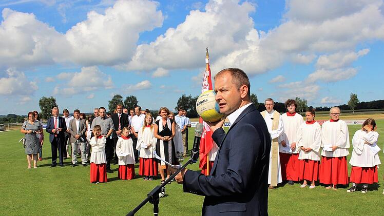 Bei den Fürbitten legten engagierte Vereinsmitglieder Bälle in den Rasen. Im Bild Peter Dresel, Leiter des Bauausschusses
