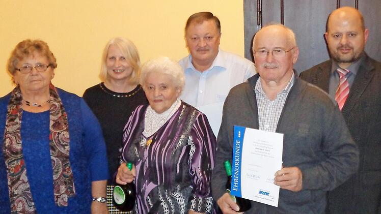 Auszeichnung für 40 Jahre Mitgliedschaft (von links): Ortsvorsitzende Margot Murk, stellvertretende Kreisvorsitzende Ingeborg König-Fischer, Rita Strohmer, Ottmar Merklein, Heinrich Götz und Zweiter Bürgermeister Holger Dremel Foto: p