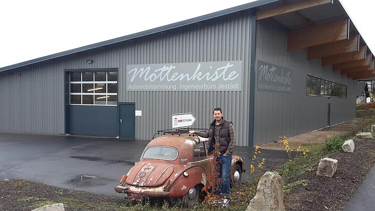 Die "Mottenkiste" beherbergt eine ansehnliche Privatsammlung von Oldtimern. Ein altes Fahrzeug vor der Unterstellhalle hat Marius Jestädt in dem Zustand belassen, in dem es damals entdeckt wurde. Der "IFA F9" ist als Blickfang und Gag gedacht. Foto: Rolf Pralle